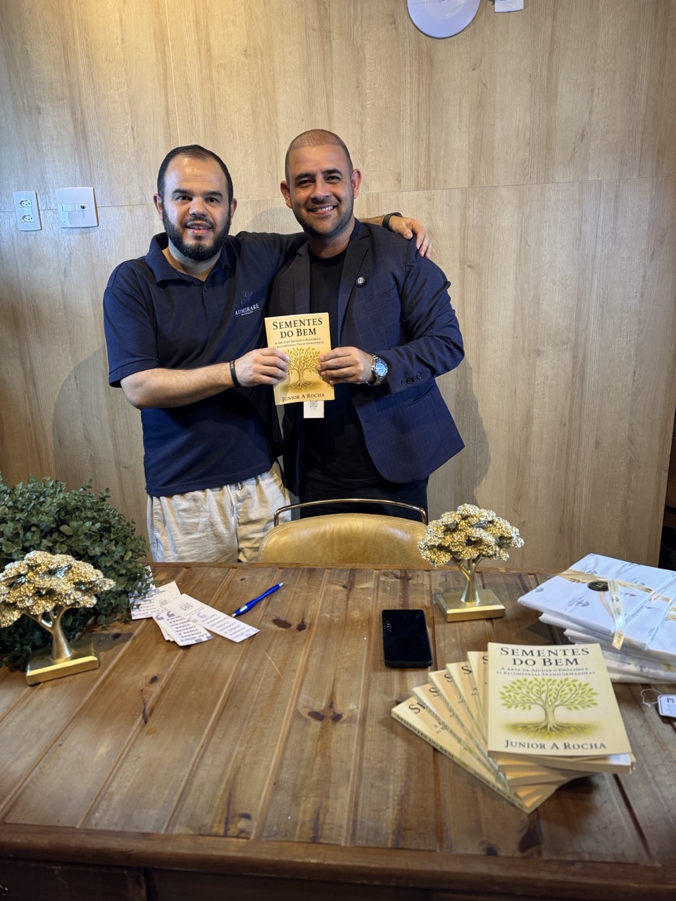Junior A Rocha com leitor segurando o livro Sementes do Bem